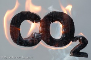 Foto van de letters CO2 die branden, smeulen en roken