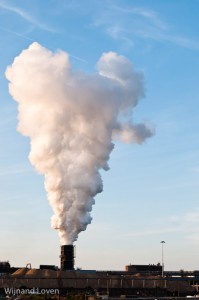 Pluim van waterdamp op fabriek bevat nauwelijks CO2