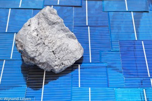 Blok silicium op een ondergrond van zonnecellen