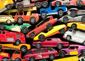 Conceptfoto van stapel speelgoedautootjes