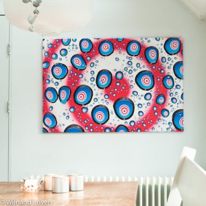Foto van de canvas in de keuken met psychedelische druppels