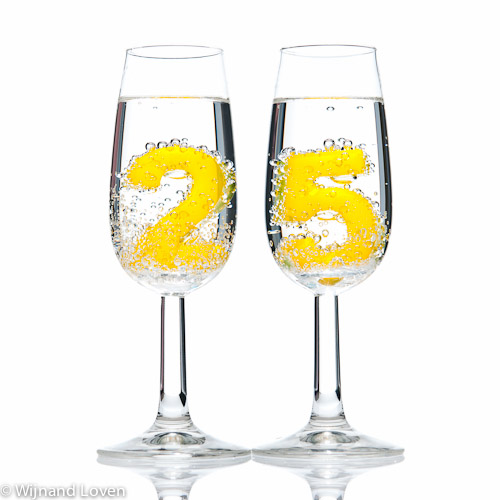 Kaartje met 25 in bubbels in twee champagneglazen