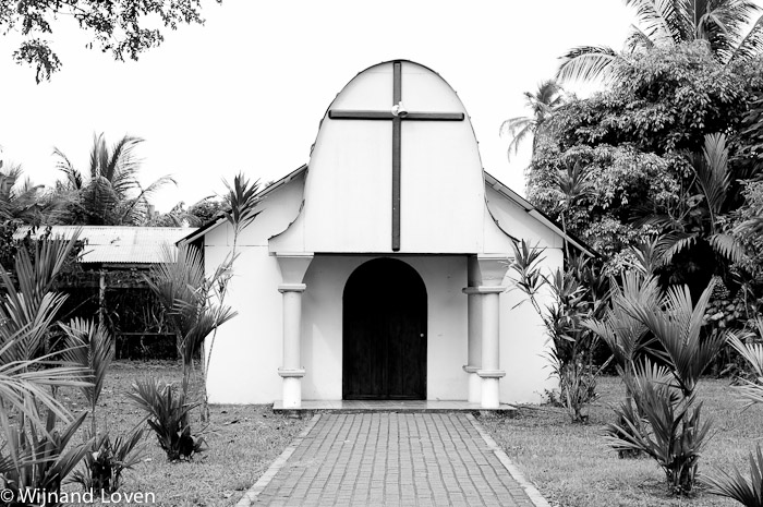 Zwart-wit foto van een kerkje in Tortuguero in Costa Rica