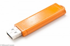 Oranje USB stick op witte achtergrond