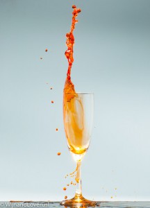 champagne glas met oranje drank - lang leve de koning