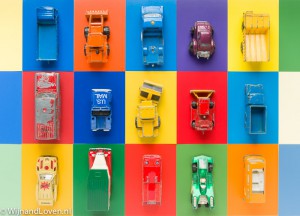 Kleurige foto met oude gebruikte speelgoedautootjes