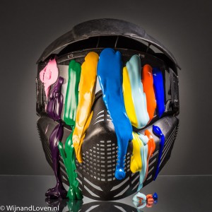 Paintballmasker met verf als conceptfoto die kan worden gebruikt voor een echte uitnodiging