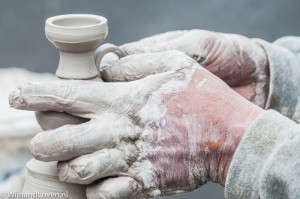Foto van de handen van een pottenbakker in actie.