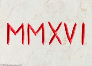 MMXVI is 2016 in Romeinse cijfers. Op deze foto is het jaartal: uitgehakt in steen.