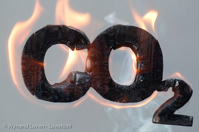 Kooldioxide symbool CO2 van branden hout en gloeiend kool