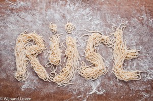 Foto van spaghetti die het woord rijst vormt