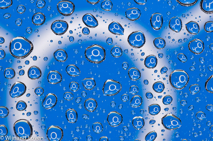 Conceptfoto van watermoleculen in waterdruppels