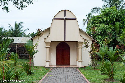 Kleurenfoto van een kerkje Tortuguero in Costa Rica