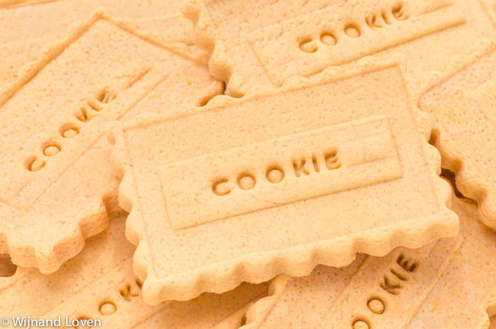 Conceptuele foto van cookies: koekjes met het woord cookie erin gebakken. Foto voor bij artikelen over de cookiewet.