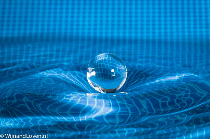 Ruimtetijd conceptfoto met een waterdruppel