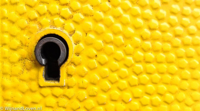 Snapseed versie van gele brievenbus abstract op Instagram