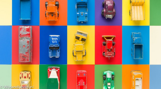 Kleurige foto met oude speelgoedautootjes