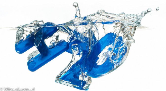 Molecuulformule voor water, H2O, in blauwe karakters die in het water plonzen