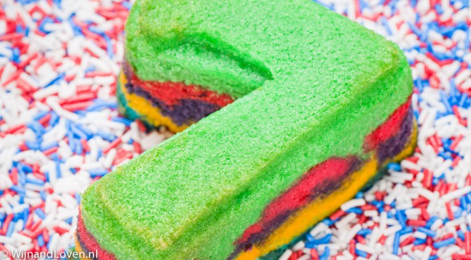 Foto van regenboog cupcake met gekleurde hageltjes