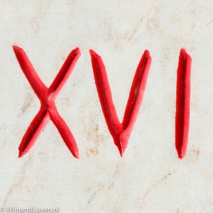 Foto van het getal 16 in Romeinse cijfers (XVI).