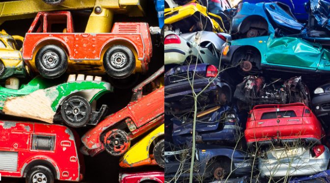 Studio-foto van een stapel speelgoed-autootjes en een stapel auto's in een sloperij